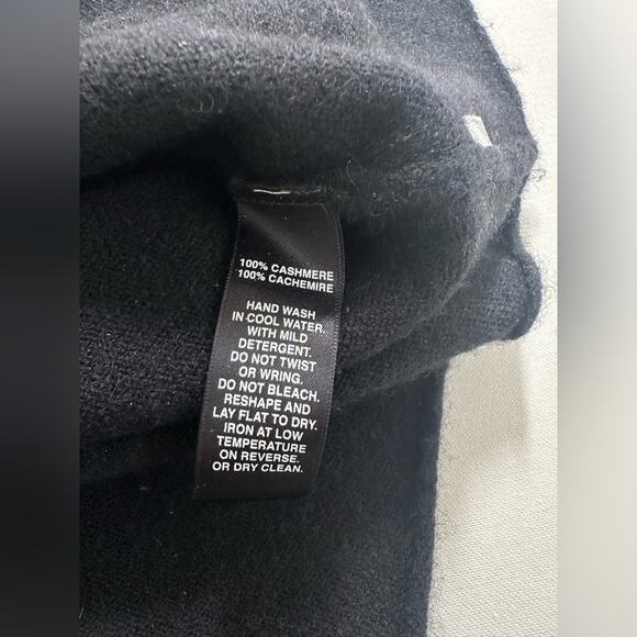 Saks Fifth Avenue 100% Cashmere Black Scoop Neck Asymmetrical Hem Sweater Small - Picture 2 of 6